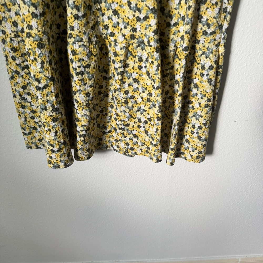 Surticolombia S/M Graphic Floral Tee 
$18 - Picture 7 of 9